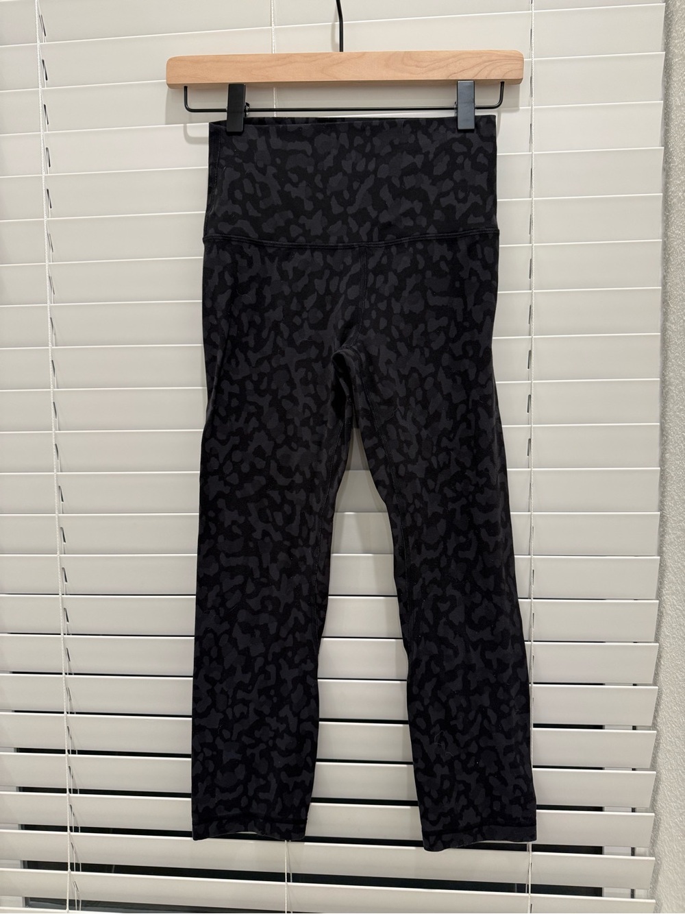 Lululemon black leopard print capri leggings